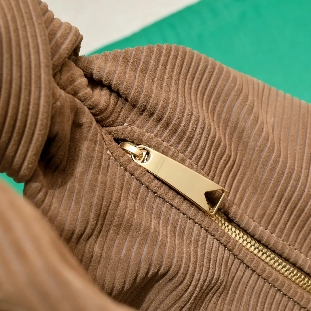 The batch 1960 large Jodie tote handbag is made of suede with an embossed effect similar to corduroy. It is made with Intreccio weaving process. It has a cool and retro style. It is full of energy, free and easy, and its distinctive personality brings multi-layered charm to the daily wardrobe~ 🔝The soft and flowing fabric conveys a soft touch# A relaxed and comfortable feeling is reinterpreted in the silhouette. The interior is made of sheepskin. Dimensions: Width 40 Height 48 Thick 16 [6698#]